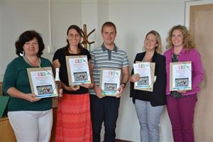 V rámci akce Do práce na kole byl oceněn i nejúspěšnější tým, a to pracovníci odboru školství, kultury a sportu, kteří do práce v průběhu května jeli v 87,5 % na kole.
FOTO: D. HOĎÁKOVÁ