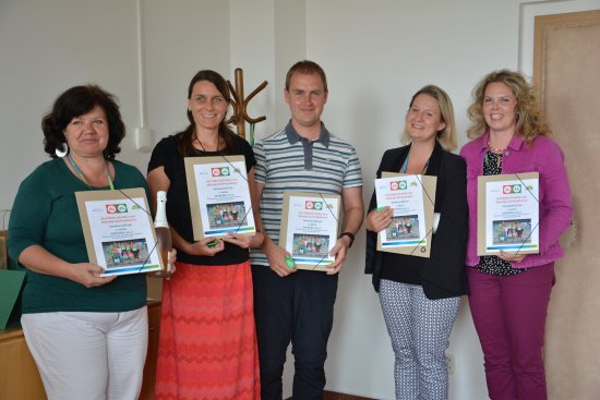 V rámci akce Do práce na kole byl oceněn i nejúspěšnější tým, a to pracovníci odboru školství, kultury a sportu, kteří do práce v průběhu května jeli v 87,5 % na kole.
FOTO: D. HOĎÁKOVÁ