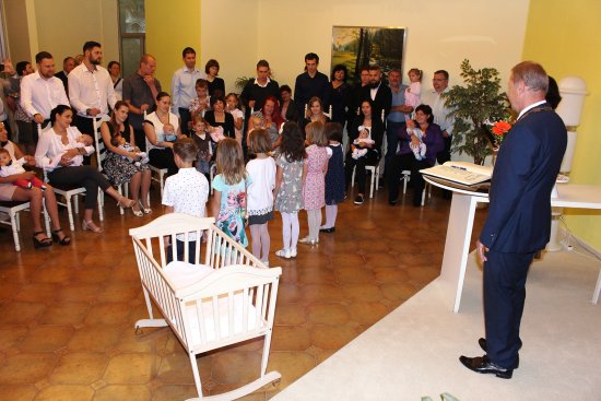 Uplynulou sobotu vítal starosta Miroslav Kopečný v obřadní síni nové občánky Kopřivnice. V průběhu dopoledne proběhly tři slavnostní obřady za sebou.
FOTO: LENKA KROUPOVÁ