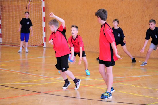 Žáci pořádající ZŠ Lubina podlehli ve finále Závišicím, které získaly pohár a medaile za vítězství. Třetí skončilo v Lubinské střele Mniší.
FOTO: KRISTINA ČABLOVÁ