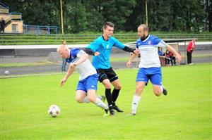 Kopřivničtí fotbalisté se v posledním zápase sezony blýskli před domácími diváky šesti góly (na fotce uprostřed Daniel Hruška z FC Kopřivnice).
FOTO: KRISTINA ČABLOVÁ