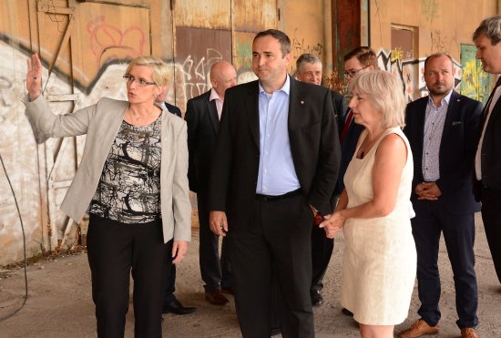 Ministryně Karla Šlechtová si v doprovodu generálního ředitele Tatra Trucks a šéfky muzea Novojičínska prohlédla místo budoucího vstupu do nového muzea.
FOTO: DAVID MACHÁČEK
