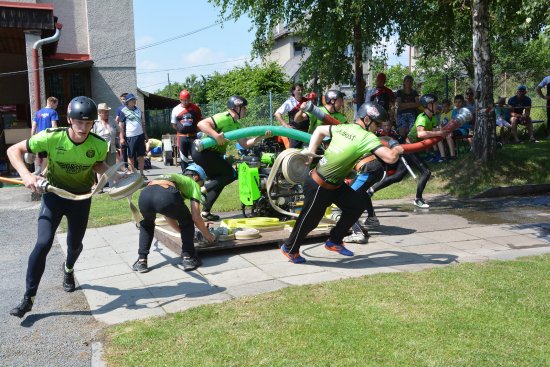 Družstvo mužů z Libhoště požární útok na KOVOK Cupu dokončilo v horším čase, neboť se mu nepodařilo napoprvé spojit hadice.
FOTO: DANA HOĎÁKOVÁ