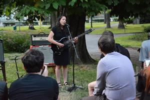 Sezona letních koncertů pod širým nebem pokračovala minulý týden u Mandaly vystoupením písničkářky a výtvarnice Moin Moin.
FOTO: DAVID MACHÁČEK