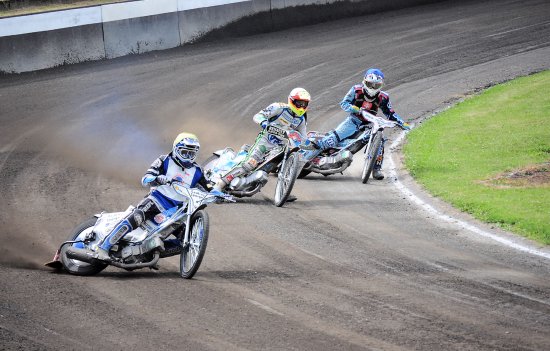 Po devíti letech se po plochodrážním ovále na kopřivnickém letním stadionu opět proháněly motorky a do ochozů zavítalo téměř tři tisíce diváků.
FOTO: KRISTINA ČABLOVÁ