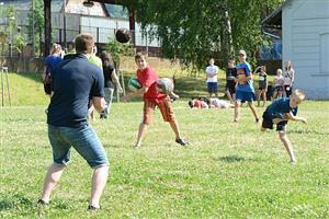 První prázdninový čtvrtek se rozjel seriál Někdo ven??? Mladí Kopřivničané měli možnost otestovat hned několik aktivit.
FOTO: DAVID MACHÁČEK
