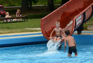 S mírným zpožděním ve středu 5. července otevřeli brány kopřivnického letního koupaliště. Posunutí začátku koupací sezony bylo zapříčiněno investicí do rozvodů a technologie úpravy vody.
FOTO: DAVID MACHÁČEK
