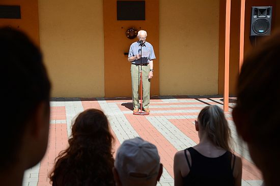 Zdislav Zima, bývalý politický vězeň a člen Konfederace politických vězňů, byl jediným řečníkem krátkého pietního setkání u pamětní desky Milady Horákové.
FOTO: DAVID MACHÁČEK
