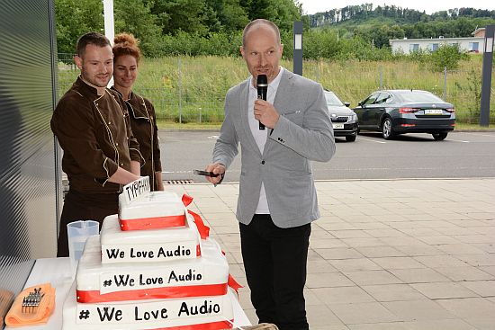 Ředitel Pavel Merhout se chystá symbolicky nakrojit dort, který společně se zaměstnanci oslavil změnu názvu společnosti z Bang & Olufsen na Tymphany.
FOTO: DAVID MACHÁČEK
