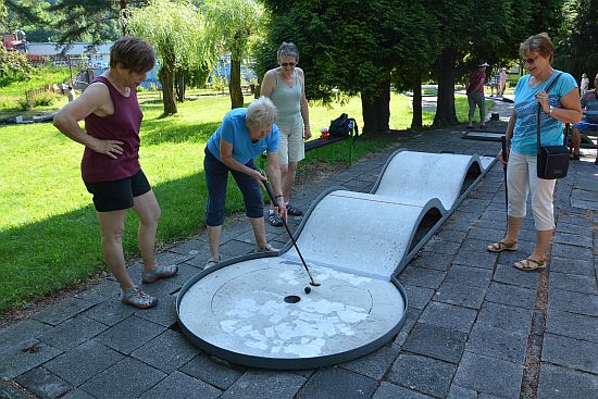 Při hraní minigolfu se senioři příjemně bavili. Netradiční dopoledne završilo půlrok akcí, které pro ně připravila kopřivnická radnice.
FOTO: DANA HOĎÁKOVÁ
