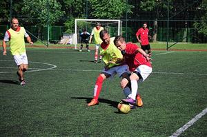 Nejlepší hráč turnaje Adam Dočkalík z Tatra Trucks (vpravo) v souboji o míč s kapitánem Tawesca Arturem Borucińskim ve finálovém utkání.
FOTO: KRISTINA ČABLOVÁ
