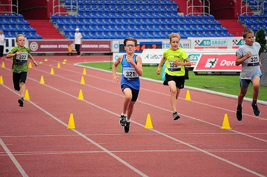 Daniel Hanzelka (č. 321) měl na 300m trati v semifinále Čokoládové tretry ze všech 22 chlapců nejlepší čas, ve finále ale nakonec obsadil pátou příčku.
FOTO: KRISTINA ČABLOVÁ
