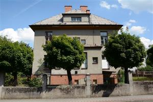 Vilu na ulici Sokolovské město sice už jednou prodalo, ale tehdejší zájemce od svého záměru ustoupil. Objekt tak radnice znovu nabízí obálkovou metodou.
FOTO: DAVID MACHÁČEK