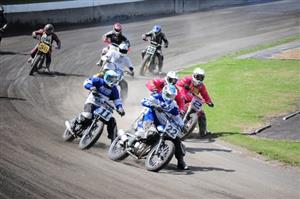Kromě tradičních plochodrážních strojů se na kopřivnickém ovále představily také motokrosové speciálky v závodě Flattracku.
FOTO: KRISTINA ČABLOVÁ
