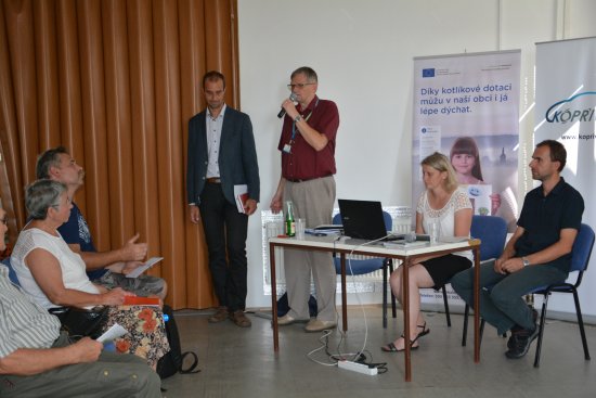 Na seminář ke kotlíkovým dotacím přišlo do zasedací místnosti radnice čtyřicet lidí nejen z Kopřivnice, ale i z celého správního území.
FOTO: DANA HOĎÁKOVÁ