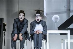 Inscenace textů, které si mezi sebou vyměnili klasikové českého divadla Voskovec s Werichem, bude jedním z lákadel aktuální předplatitelské sezony.
FOTO: DIVADLO NA ZÁBRADLÍ