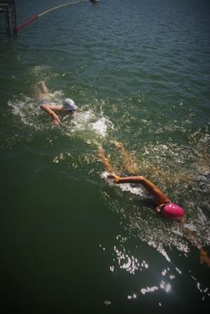 Nikola Chovanečková (vpředu) a Robert Zajíček vytvořili v závodě tandem a spolu dohmatávali také v cíli.
FOTO: ĽUBOŠ RICHTER