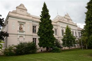 Kopřivnická radnice po letech zvažuje možné využití bývalé školy náměstí. Vzniknout by zde mohlo polytechnické centrum a také nové sídlo městské knihovny.
FOTO: DAVID MACHÁČEK