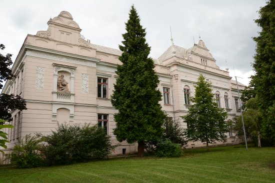 Kopřivnická radnice po letech zvažuje možné využití bývalé školy náměstí. Vzniknout by zde mohlo polytechnické centrum a také nové sídlo městské knihovny.
FOTO: DAVID MACHÁČEK
