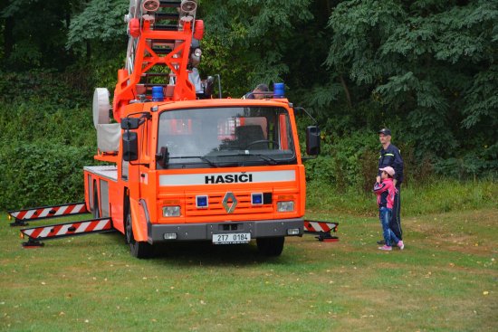 Na letním odpoledni, které pořádali drnholečtí hasiči u příležitosti oslav založení sboru, si zájemci mohli prohlédnout zásahovou techniku.
FOTO: DANA HOĎÁKOVÁ