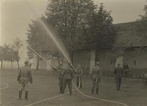 Historické foto je z aplikačního zásahu za účasti jednotek z Libhoště a Rybí z roku 1958.
FOTO: ARCHIV JSDH LUBINA I - DRNHOLEC