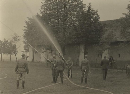 Historické foto je z aplikačního zásahu za účasti jednotek z Libhoště a Rybí z roku 1958.
FOTO: ARCHIV JSDH LUBINA I - DRNHOLEC
