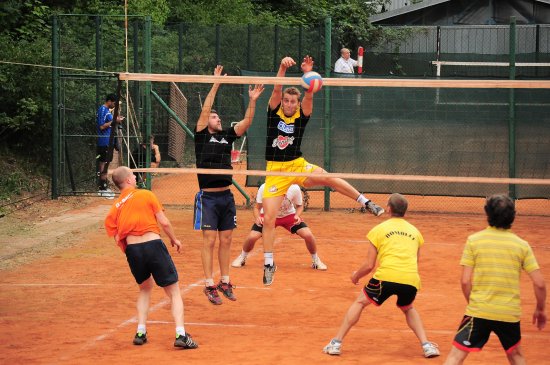 Úspěšný blok jednoho z kopřivnických družstev na mezinárodním turnaji konaném na antukových kurtech pod letním stadionem.
FOTO: KRISTINA ČABLOVÁ
