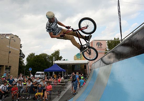 Závěrečnému koncertu Někdo ven??? předcházela ještě freestylová exhibice na mobilní u-rampě.
FOTO: DAVID MACHÁČEK

