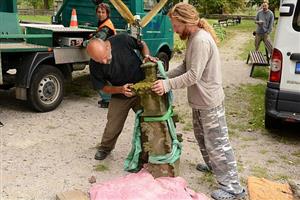 Pískovcové fiály z průčelí hrobky rodiny Šustalů restaurátoři opatrně sejmuli a nyní na nich budou pracovat v dílně ve Vendryni.
FOTO: DAVID MACHÁČEK
