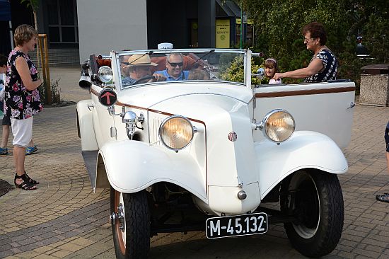 Nablýskaný kabriolet Tatra byl premiantem flotily automobilových veteránů. Na projížďku v něm lidé čekali i několik desítek minut.
FOTO: DAVID MACHÁČEK
