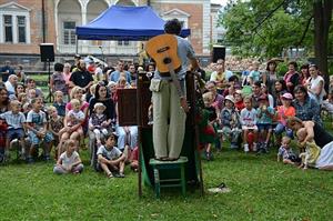 Součástí programu Starodávného jarmarku bylo pohádkové představení pro děti v podání členů studia Bez Kliky.
FOTO: DAVID MACHÁČEK
