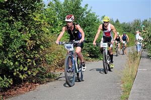 Lenka Polášková (vlevo) z Kopřivnice je dlouholetou účastnicí Větřkovického triatlonu. Letos si troufla na dlouhou trať a dokončila ji na 9. místě.
FOTO: KRISTINA ČABLOVÁ
