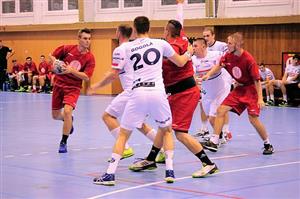 Patrik Fulnek (s míčem) sleduje branku polského týmu Górnik Zabrze, Tomáš Mička a Marek Bukovský mu dělají prostor.
FOTO: KRISTINA ČABLOVÁ
