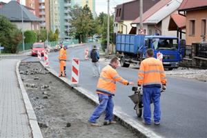 Stavební práce na rekonstrukci ulice Štramberské mají být dle smlouvy dokončeny do 17. října. Sdružení firem tak finišuje s pracemi, aby mohla být v sobotu 23. září položena finální vrstva asfaltu.
FOTO: DAVID MACHÁČEK