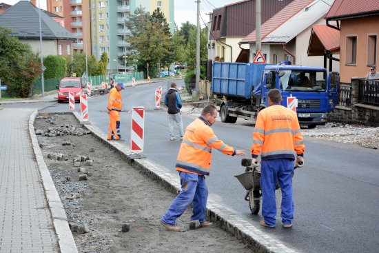 Stavební práce na rekonstrukci ulice Štramberské mají být dle smlouvy dokončeny do 17. října. Sdružení firem tak finišuje s pracemi, aby mohla být v sobotu 23. září položena finální vrstva asfaltu.
FOTO: DAVID MACHÁČEK