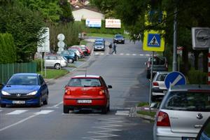 V příštím týdnu začnou stavební práce, během nichž vznikne spojovací chodník, upraví se přechod před potravinami a budou vybudovány dva odbočovací pruhy.
FOTO: D. MACHÁČEK