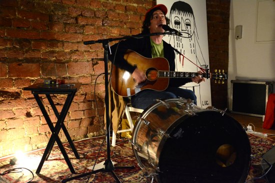 Vypůjčený prostor budoucí galerie Galaxie si během svého koncertu v Kopřivnici pochvaloval i americký písničkář RickoLus.
FOTO: DAVID MACHÁČEK