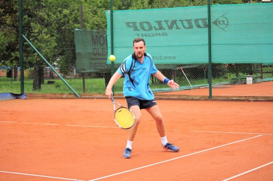 David Martínek zvítězil ve dvouhře na turnaji neregistrovaných hráčů tenisu, když ve finále porazil Jaroslava Neuwirtha staršího.
FOTO: KRISTINA ČABLOVÁ