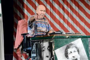 Petr Nárožný společně s kolegy z obsazení komedie Víš přece, že neslyším, když teče voda otevřel místní divadelní sezonu.
FOTO: DAVID MACHÁČEK