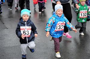 V Běhu dětí Kopřivnicí, jenž se konal jako součást Běhu rodným krajem E. Zátopka, závodily také nejmenší děti ročníku narození 2014 a mladší.
FOTO: KRISTINA ČABLOVÁ