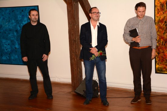 Teolog, filozof a výtvarník Jarosław Sebastian Pastuszak (na snímku uprostřed) osobně zahájil svou výstavu Struktury světla, která je k vidění v Muzeu Fojtství. 
FOTO: DAVID MACHÁČEK