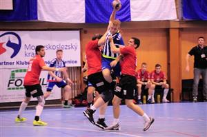 Marek Bukovský (KH Kopřivnice) proskakuje mezi dvěma hráči Zubří, z nichž ten vlevo je místní odchovanec Adam Reček.
FOTO: KRISTINA ČABLOVÁ