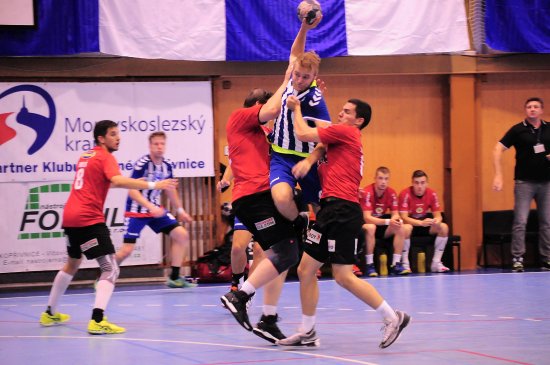 Marek Bukovský (KH Kopřivnice) proskakuje mezi dvěma hráči Zubří, z nichž ten vlevo je místní odchovanec Adam Reček.
FOTO: KRISTINA ČABLOVÁ