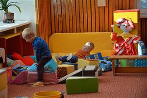 V Mateřské škole Záhumenní je jedna třída vyčleněna pro děti od dvou let. S dětmi učitelkám pomáhá chůva.
FOTO: DANA HOĎÁKOVÁ
