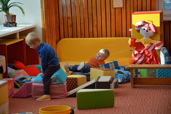 V Mateřské škole Záhumenní je jedna třída vyčleněna pro děti od dvou let. S dětmi učitelkám pomáhá chůva.
FOTO: DANA HOĎÁKOVÁ
