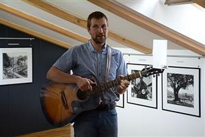 Kurátor Lašského muzea Pavel Dvořák zahajoval aktuální výstavu fotografií Eduarda Ingriše stylově jeho písní.
FOTO: DAVID MACHÁČEK
