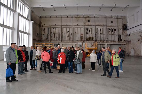 Prohlédnout si bývalou pobočku Tatry v Bánovcích nad Bebravou a zámek Bojnice jela z Kopřivnice téměř stovka seniorů.
FOTO: PAVLA ZRUNKOVÁ
