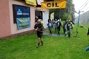 Vytrvalý déšť změnil tradiční kopřivnický výstup na Everest v extrémní závod. Při zhruba desetinové účasti, než je běžné, dosáhli cíle pouze dva sólolezci a jeden dvoučlenný tým. 
FOTO: DAVID MACHÁČEK
