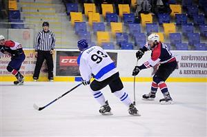 Obránce druholigového celku HC Tatra Kopřivnice Miroslav Marek posílá přihrávku do útočného pásma Valašského Meziříčí.
FOTO: KRISTINA ČABLOVÁ
