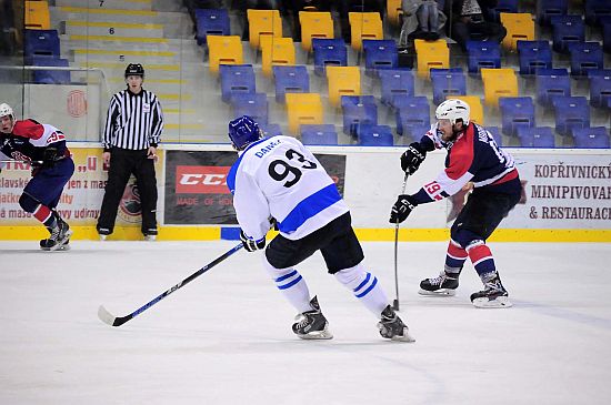 Obránce druholigového celku HC Tatra Kopřivnice Miroslav Marek posílá přihrávku do útočného pásma Valašského Meziříčí.
FOTO: KRISTINA ČABLOVÁ
